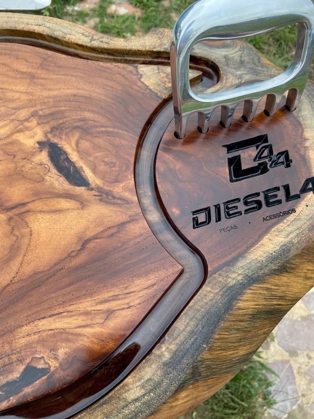 Tábua com logo da empresa feita na CNC Router