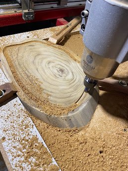Tábua sendo usinada na CNC da Matos Wood